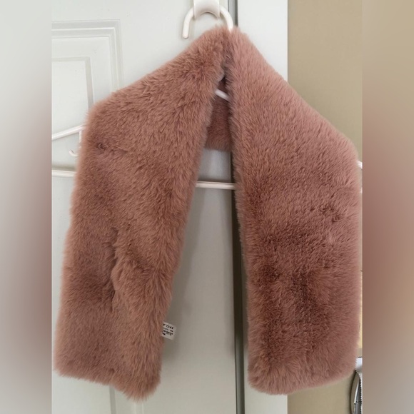 Excellent Condition Faux Fur Scarf Dark Pink - Picture 2 of 3